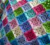 Renkli küçük motifler ile örülmüş örgü battaniye modeli