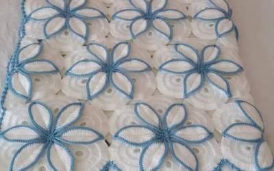 Mavi beyaz motifli örgü bebek battaniye