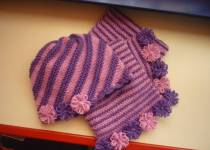 Mor ve pembe iple örülmüş örgü bere atkı Mor ve pembe iple örülmüş örgü bere atkı