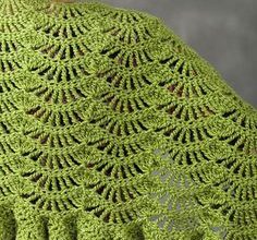 Yeşil tığ işi örgü bayan şal modeli