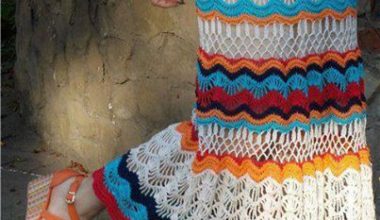 Renkli iplerden örülmüş örgü etek