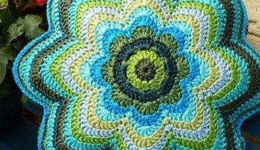 Renkli iplerden örülmüş örgü kırlent