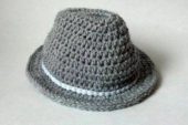 Gri örgü şapkalar