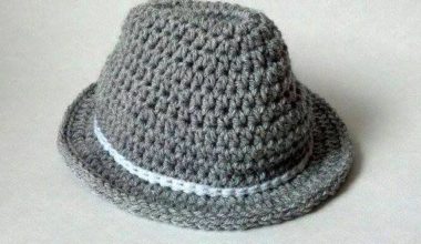 Gri örgü şapkalar