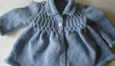 Mavi kız çocukları için örgü hırka