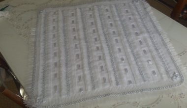 Beyaz örgü bebek battaniye modeli
