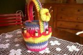 Renkli iplerden örgü sepet