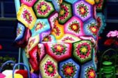 Renkli motiflerden işlenilmiş olan battaniye modeli