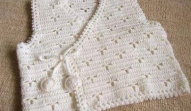 Beyaz tığ işi örgü çocuk yelek