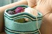 Renkli iplerden örgü sepet modeli