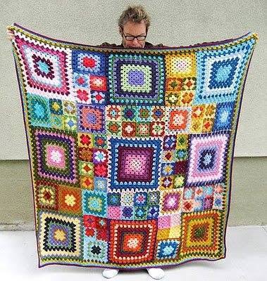 Renkli motiflerden yapılmış olan örgü battaniye modeli