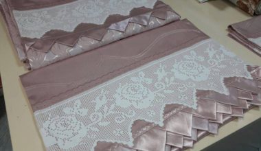 Güllü pike ve kenar danteli