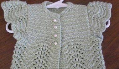 Şiş ile işlenilmiş olan örgü bebek yelek