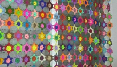 Renkli motiflerden işlenilmiş örgü perde