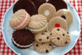 Örgü ipi ile örülmüş dekoratif kurabiyeler