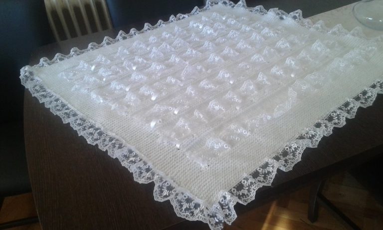 Dantelli örgü bebek battaniye örneği