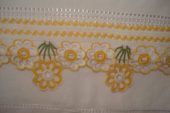Sarı beyaz ipten yapılmış dantel havlu kenarı