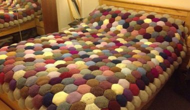Renkli iplerden işlenilmiş örgü yatak battaniye modeli