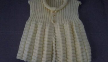 Krem rengi örgü çocuk yelek