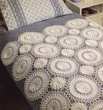 Motifli örgü yatak örtüsü