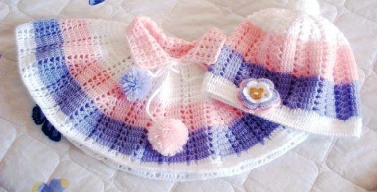 Renkli iplerde işlenilmiş örgü bebek panço