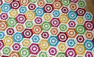 Renkli motiflerle işlenilmiş örgü battaniye