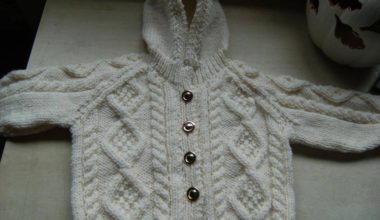 Beyaz çocuk örgü düğmeli hırka