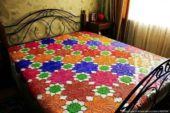 Renkli örgü motifleri ile örülmüş yatak örtüsü