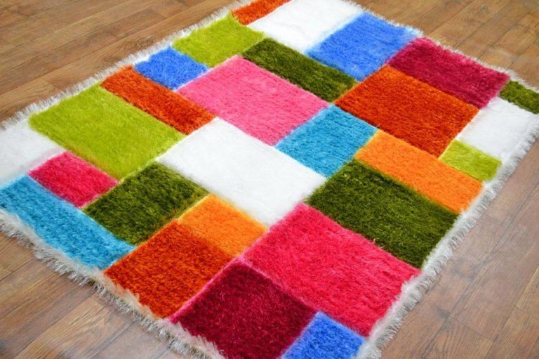 Renkli ipliklerle işlenilmiş örgü halı