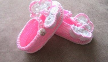 Pembe beyaz iple örülmüş bebek patikleri