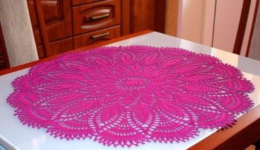 Pembe örgü masa örtüsü