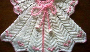 Beyaz pembe örgü bebek elbise