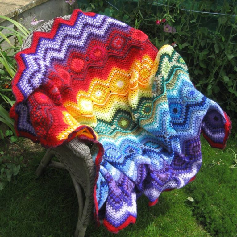 Renkli ipliklerden yapılmış örgü batatniye