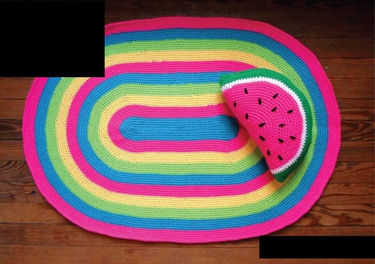 Renkli iplerden örülmüş örgü paspas