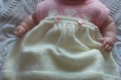 Pembe beyaz örgü bebek elbise modeli