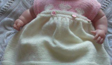 Pembe beyaz örgü bebek elbise modeli