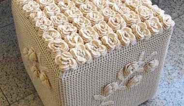 Çiçekli örgü puf