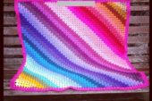 Renkli iplerden örülmüş örgü battaniye