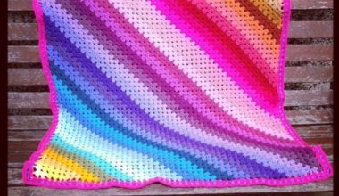 Renkli iplerden örülmüş örgü battaniye