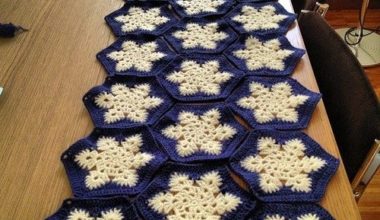 Renkli örgü masa örtüsü