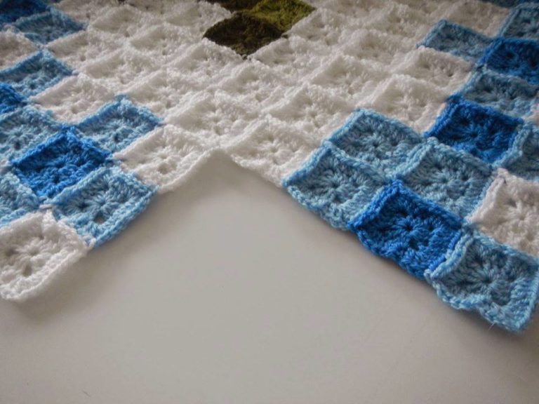 Motifli gül desenli örgü battaniye