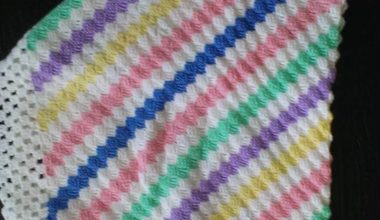 Renkli iplerden işlenilmiş örgü battaniye