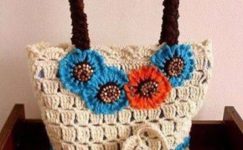 Renkli örgü ipi ile tığla örülmüş örgü çanta modeli