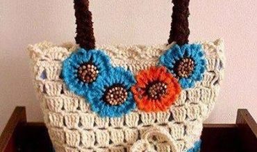 Renkli örgü ipi ile tığla örülmüş örgü çanta modeli