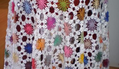 Renkli motiflerle yapılmış örgü masa fiskos örtüsü