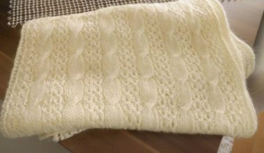 Krem rengi örgü bayan şal modeli