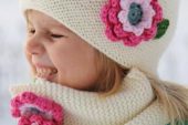 Çocuklar için çiçekli atkı ve bere modeli