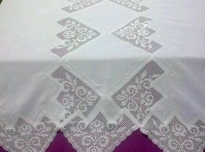 Dantel ile tasarlanmış masa örtüsü