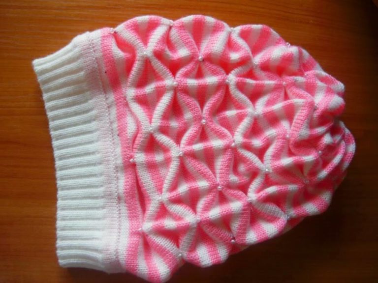 Beyaz pembe örgü bere