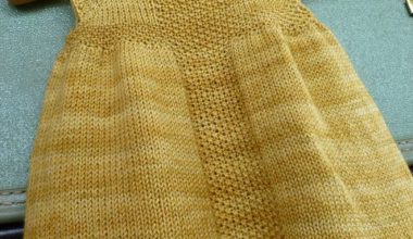 Sarı ipten örülmüş pirinç işi elbiseler